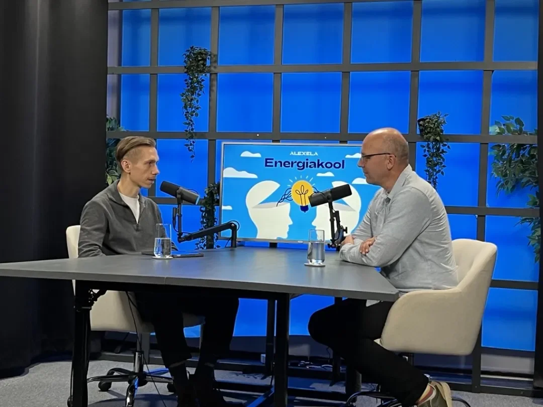 inimesed istuvad ja räägivad